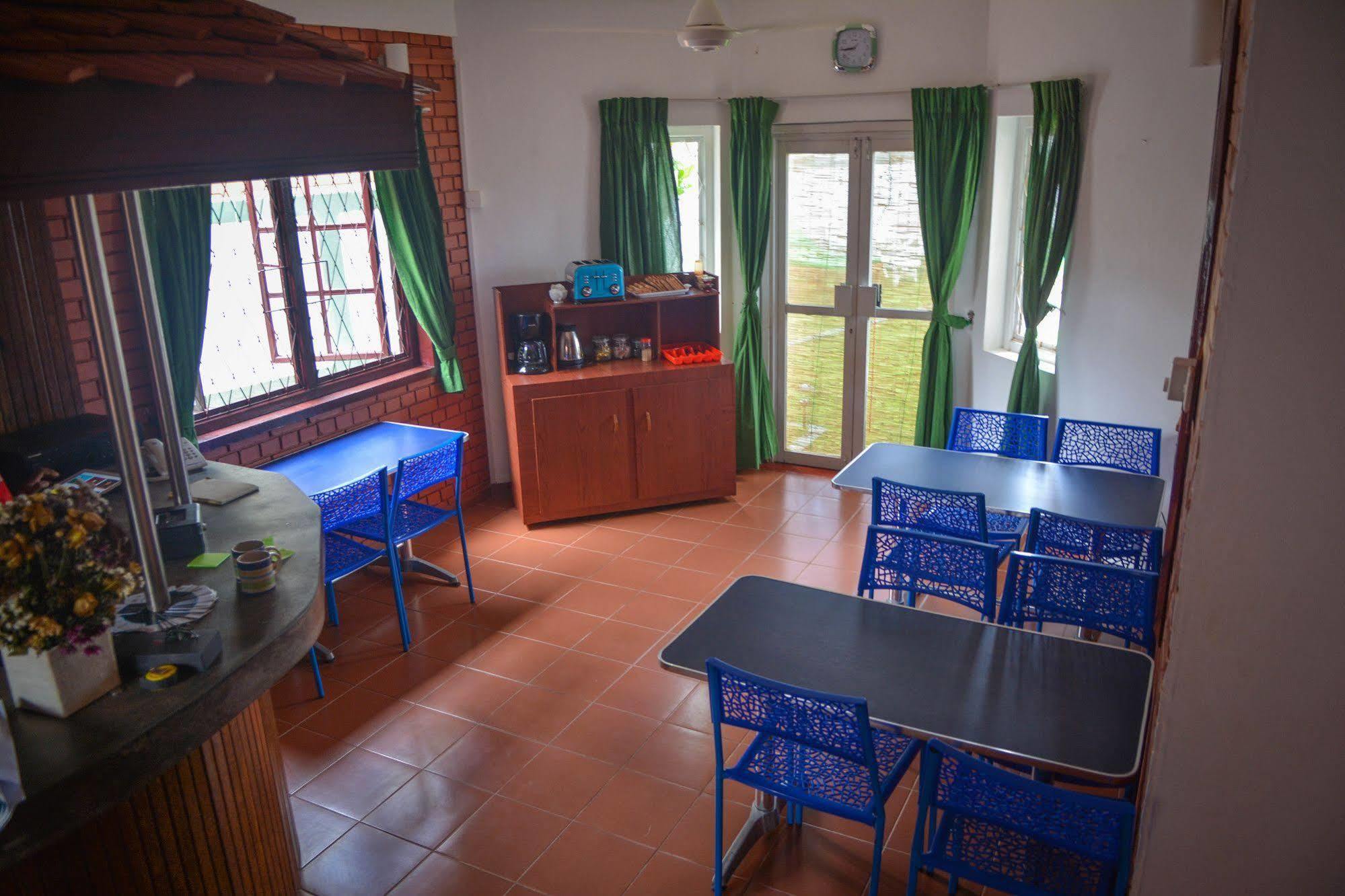 Explore Hostels Negombo Kochchikade Exteriör bild