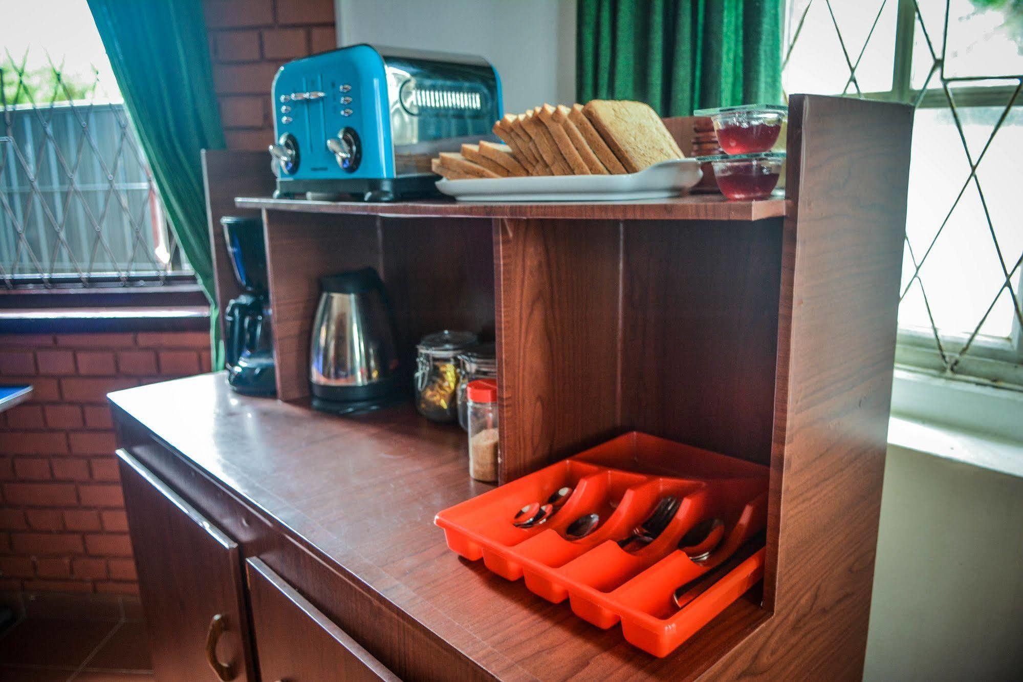 Explore Hostels Negombo Kochchikade Exteriör bild